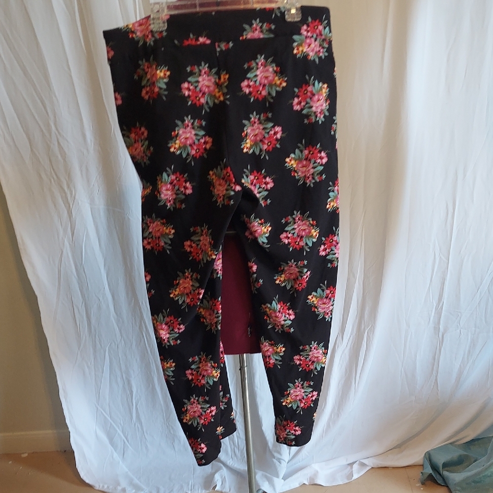 Terra & Sky floral black slim leg stretch pants. 1X(16-18W) w/pockets!